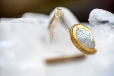 Bir pound Sterlini para kadar kapatmak makro içinde donmuş yeni İngiliz buz küpleri