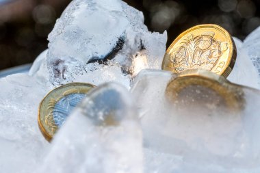 Bir pound Sterlini para kadar kapatmak makro içinde donmuş yeni İngiliz buz küpleri