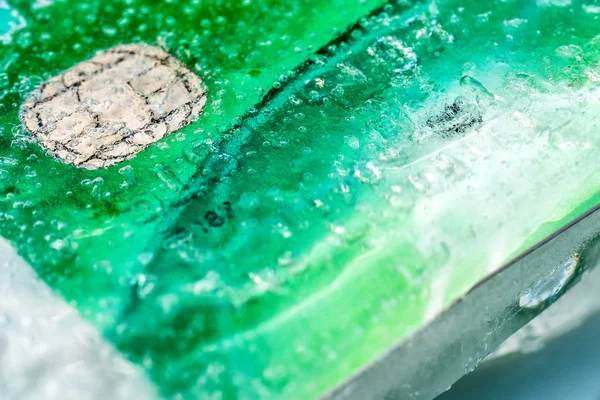 Zbliżenie widok lód mrożone kredytowej karty debetowej — Zdjęcie stockowe