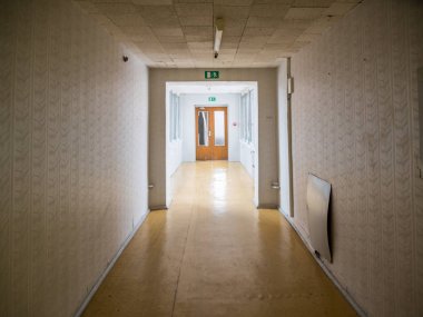 Terk edilmiş binada atılan bina, koridor veya hall gün görünümü yolu