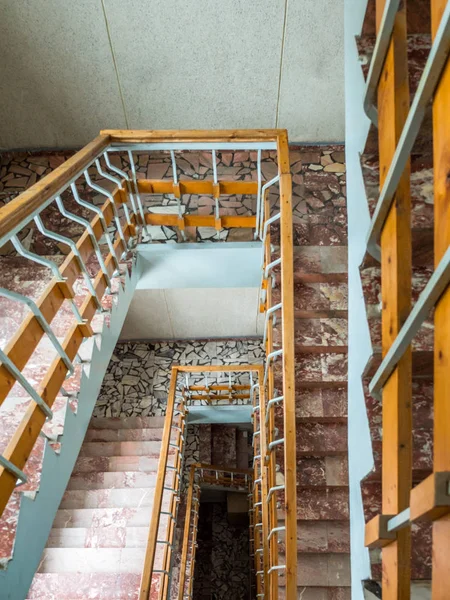 Вид сверху на старые разноцветные мраморные ступени — стоковое фото