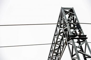 Elektrik enerjisi görünümünü closeup tedarik hatları İngiliz demiryolu rayları