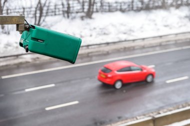 Ortalama hız trafik kamerasının İngiltere'de otoyol üzerinde kış karlı gün görüş