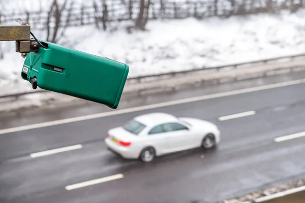 Ortalama hız trafik kamerasının İngiltere'de otoyol üzerinde kış karlı gün görüş