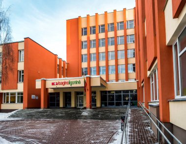 Visaginas, Litvanya - 14 Şubat 2018: gün kış Visagino Ligonine Hastane Binası görüntüsünü göster