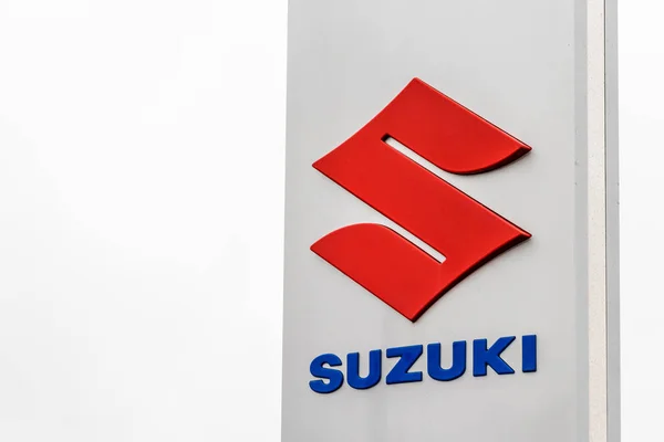 Northampton UK February 03 2018: Suzuki logo sign stand in Northampton Town Centre — Stock Photo, Image