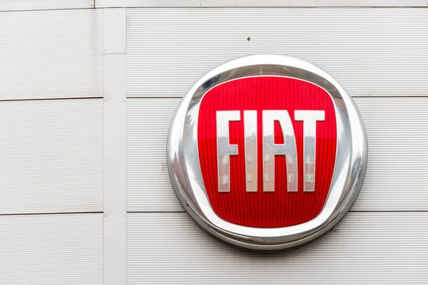 Northampton UK February 03 2018: Fiat logo sign stand in Northampton Town Centre — Stock Photo, Image