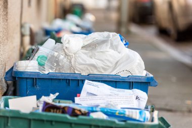 Gün görünümü plastice atık çöp kutularını İngiliz yolda depo