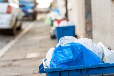Gün görünümü plastice atık çöp kutularını İngiliz yolda depo