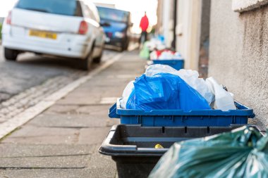 Gün görünümü plastice atık çöp kutularını İngiliz yolda depo
