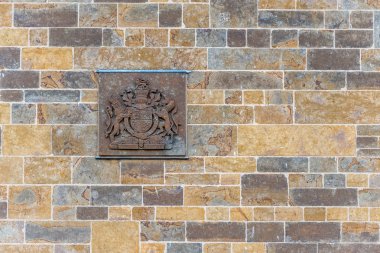 Daventry İngiltere'de İngiliz polis silah kat üzerinde tuğla duvar