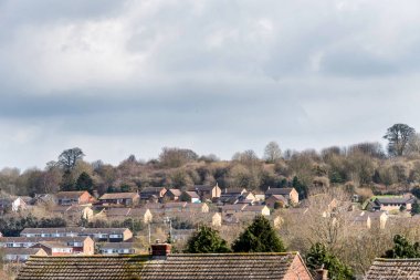 Arasında kentsel sahne alanı üzerinde eski bir site içinde İngiltere'de evlerden kayrak çatı üstleri gösterilen inşa