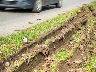 Araba tekerlek parça izler İngiliz yol yanında çamur içinde closeup görünümü