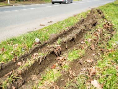 Araba tekerlek parça izler İngiliz yol yanında çamur içinde closeup görünümü