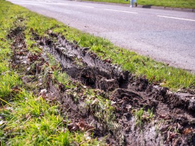 Araba tekerlek parça izler İngiliz yol yanında çamur içinde closeup görünümü