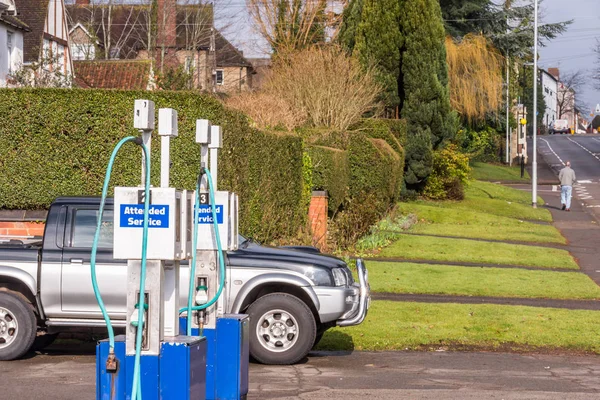 Антикварные бензоколонки на АЗС в маленьком английском городке — стоковое фото