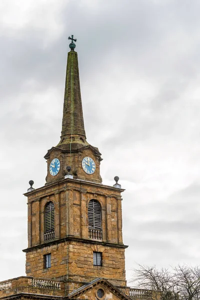 Vista de día de la Iglesia de la Santa Cruz en el centro de Daventry — Foto de Stock