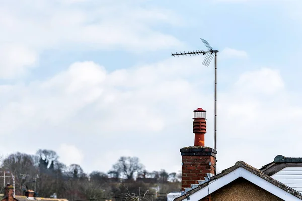 Англійська цегли димоходу і телевізійна антена на прекрасний світло Синє небо — стокове фото