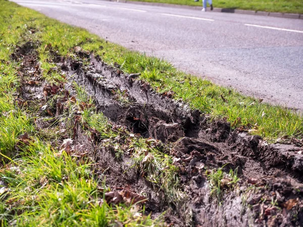 Araba tekerlek parça izler İngiliz yol yanında çamur içinde closeup görünümü
