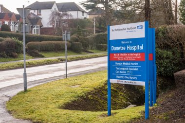 Daventry İngiltere 13 Mart 2018: USS Danetre hastane logo işareti yazı