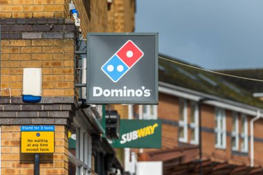 Daventry İngiltere 13 Mart 2018: Gün görünümü Dominos Pizza logosunun oturum şehir merkezinde