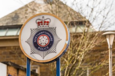 Daventry İngiltere 13 Mart 2018: Northamptonshire polis logo işareti Daventry şehir merkezinde durmak.