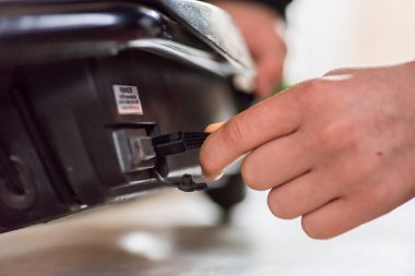 Portre gün görünümü teen el takın dışarı şarj kablosu elektrikli scooter