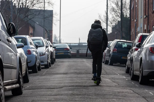 Garçon sur scooter électrique conduisant à l'école britannique au Royaume-Uni — Photo