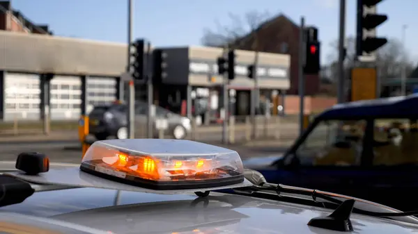 Средний снимок аварийного светодиодного фонаря на крыше служебного автомобиля на британской дороге — стоковое фото