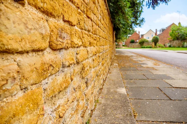Eski İngilizce geleneksel yazlık tuğla duvar veya çit — Stok fotoğraf
