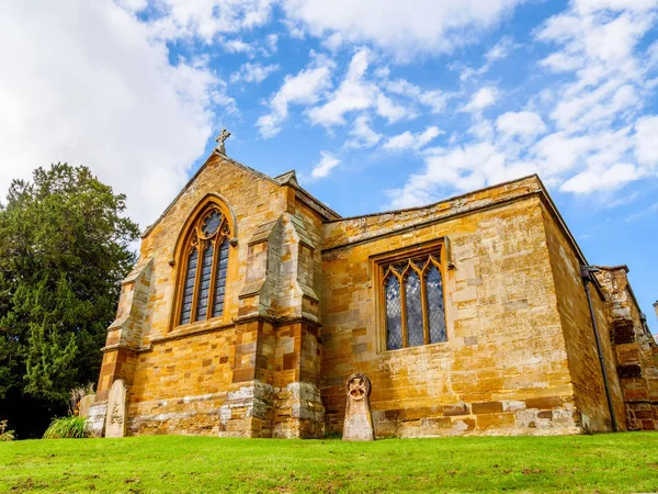 Vista do dia típica Igreja Inglesa Antiga edifício sobre o céu azul — Fotografia de Stock