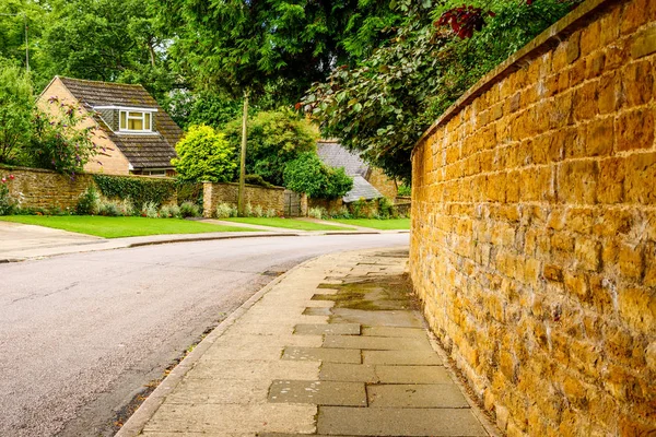 Vecchio inglese tradizionale muro di mattoni cottage o recinzione — Foto Stock