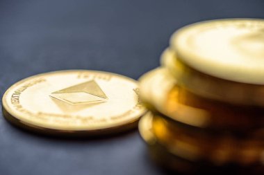 Karanlık bir arka plan üzerinde yığılmış altın sanal para Ethereum Kripto para sikke