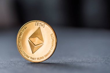 Altın sanal para Ethereum Kripto para sikke karanlık bir arka plan üzerinde