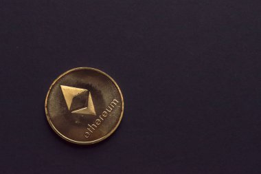 Altın sanal para Ethereum Kripto para sikke karanlık bir arka plan üzerinde