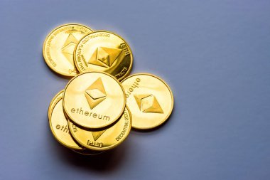 Karanlık bir arka plan üzerinde yığılmış altın sanal para Ethereum Kripto para sikke