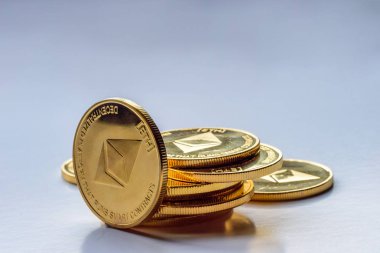 Karanlık bir arka plan üzerinde yığılmış altın sanal para Ethereum Kripto para sikke