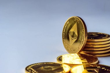 Karanlık bir arka plan üzerinde yığılmış altın sanal para Ethereum Kripto para sikke
