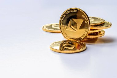 Karanlık bir arka plan üzerinde yığılmış altın sanal para Ethereum Kripto para sikke