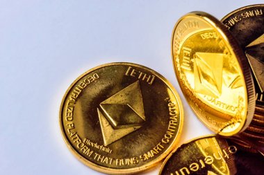 Karanlık bir arka plan üzerinde yığılmış altın sanal para Ethereum Kripto para sikke