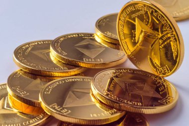 Karanlık bir arka plan üzerinde yığılmış altın sanal para Ethereum Kripto para sikke