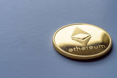 Altın sanal para Ethereum Kripto para sikke karanlık bir arka plan üzerinde