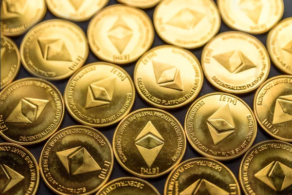 平らに置かれたオーバー ヘッド ビュー Ethereum cryptocurrency コイン — ストック写真