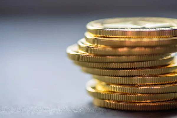 Dinheiro virtual dourado Ethereum criptomoeda moedas empilhadas em um fundo escuro — Fotografia de Stock