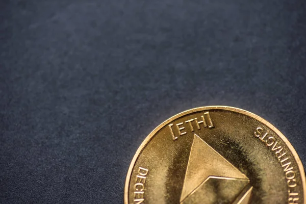 Εικονικά χρήματα χρυσή Ethereum κέρμα κρυπτό νόμισμα σε σκούρο φόντο — Φωτογραφία Αρχείου