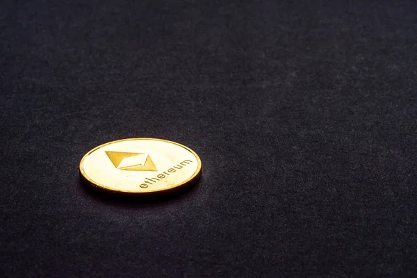 Monnaie virtuelle d'or Ethereum pièce de monnaie crypto sur un fond sombre — Photo