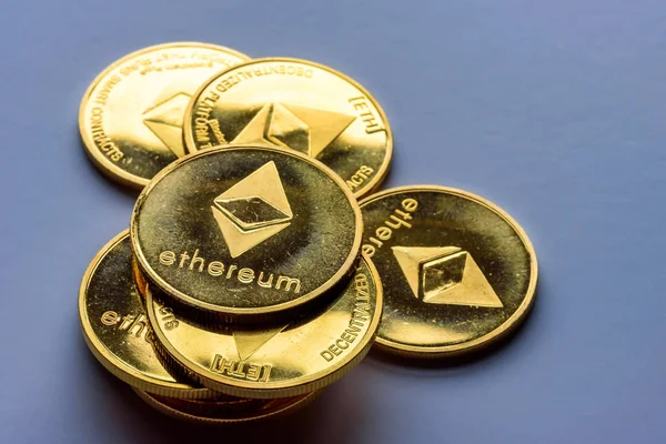 Χρυσή εικονικά χρήματα Ethereum κέρματα κρυπτό νόμισμα στοιβάζονται σε σκούρο φόντο — Φωτογραφία Αρχείου