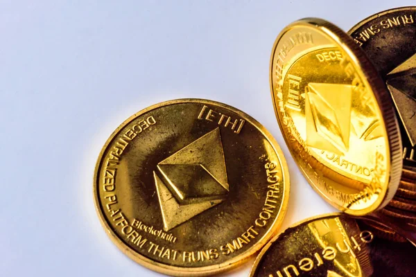 Gyllene virtuella pengar Ethereum krypto valuta mynt staplade på en mörk bakgrund — Stockfoto