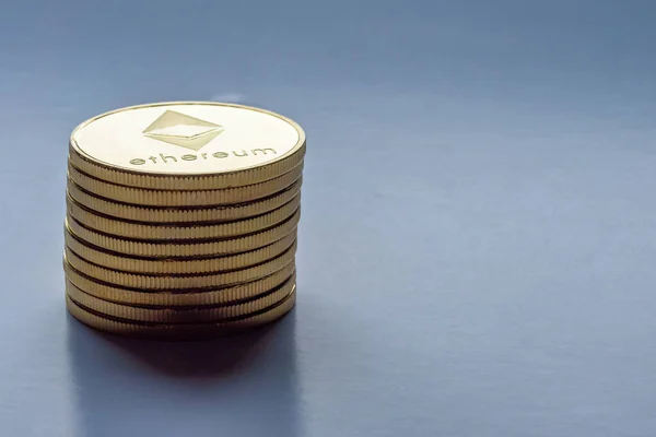 暗い背景上に積層されたゴールデン仮想マネー Ethereum 暗号通貨コイン — ストック写真
