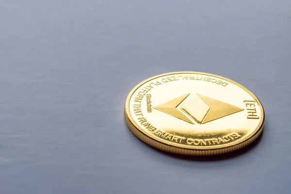 ゴールデン仮想マネー暗い背景に Ethereum 暗号通貨コイン — ストック写真